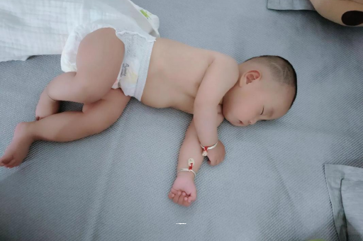 金湖怀孕多久会显肚子